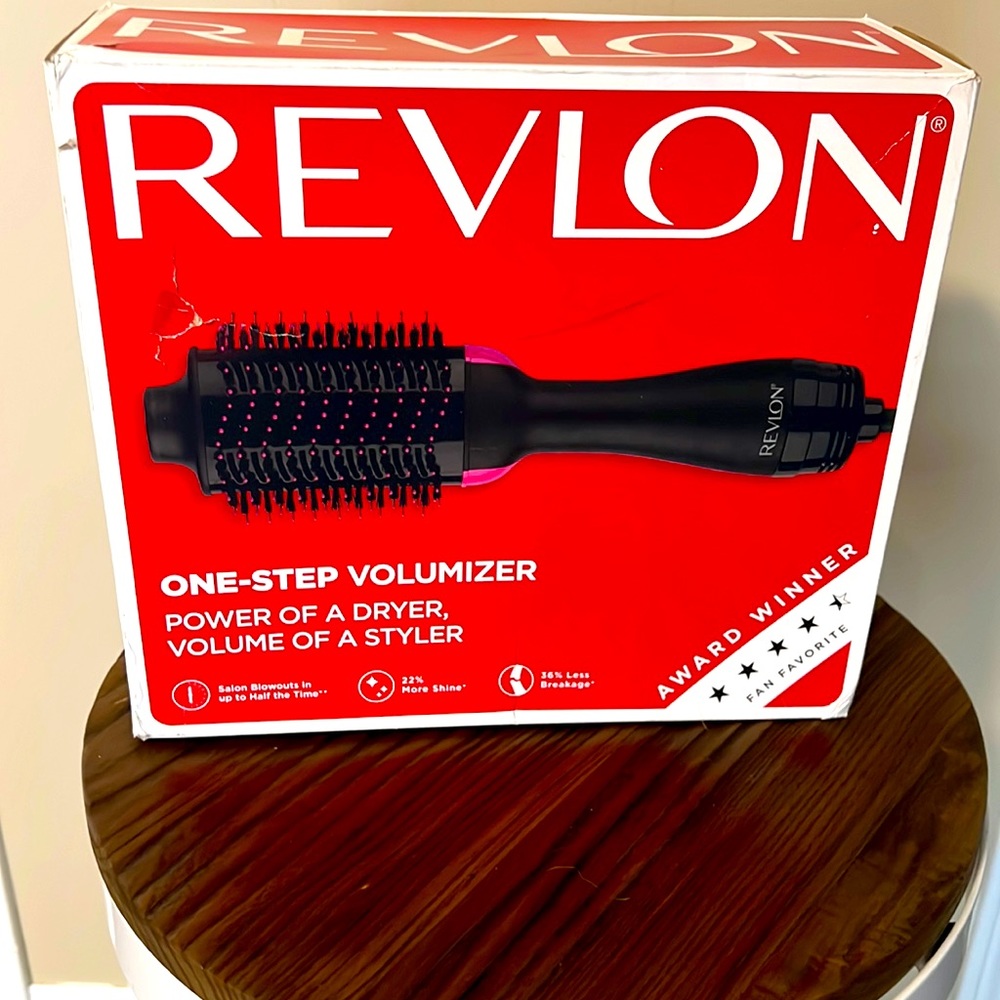 REVLON ONE STEP DRYER AND VOLUMIZER BNIB
